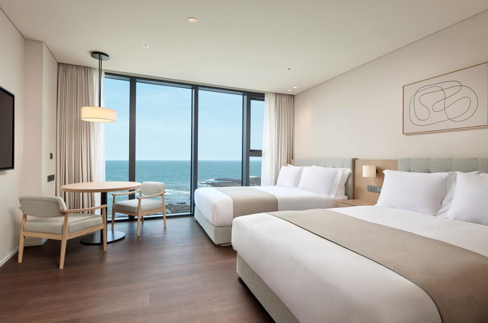 Shilla Iho Tewoo Ocean Front 4*
