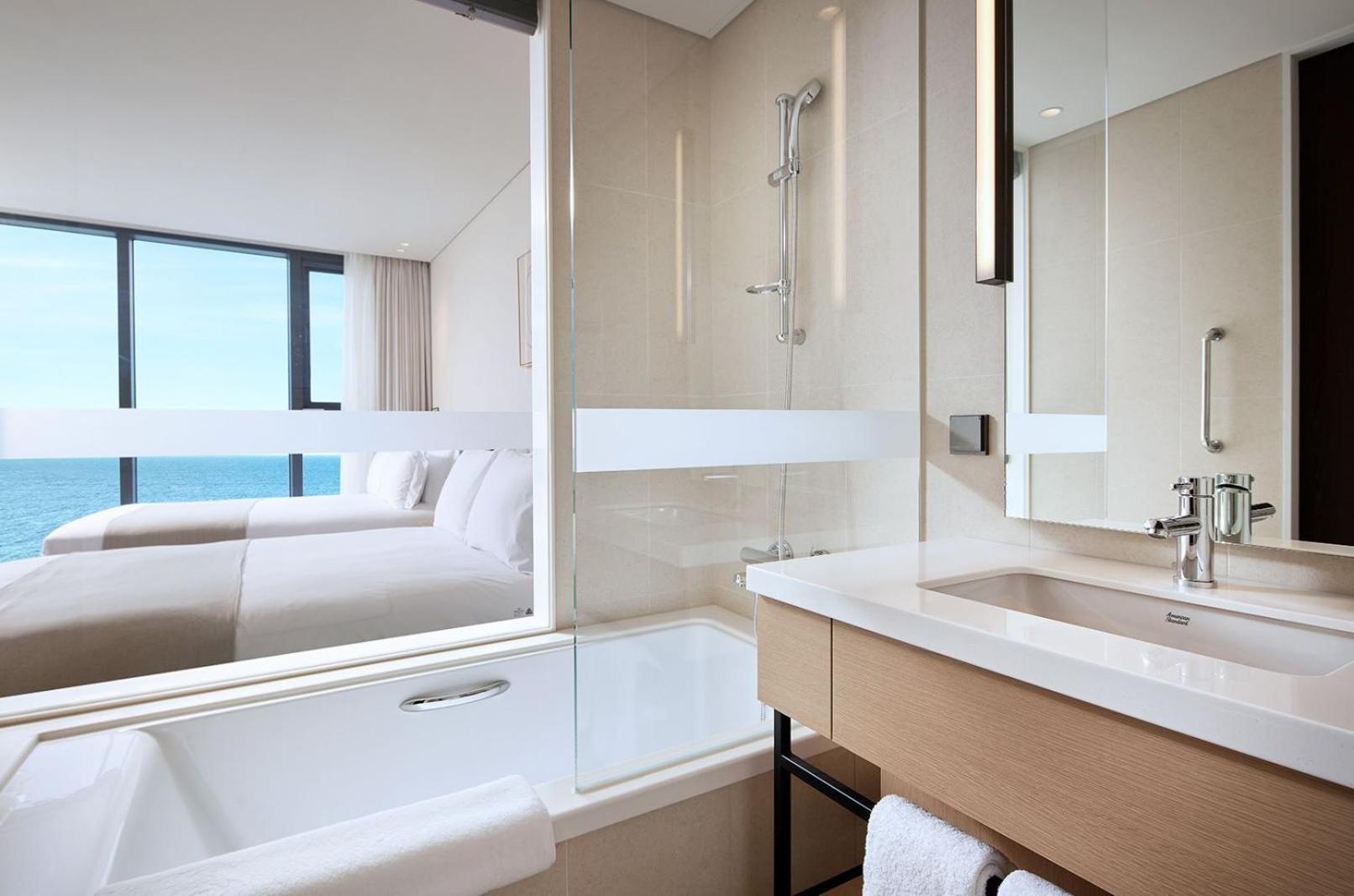 Shilla Iho Tewoo Ocean Front Hotel 4*
